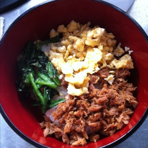 簡単お昼♪ツナそぼろの３色丼